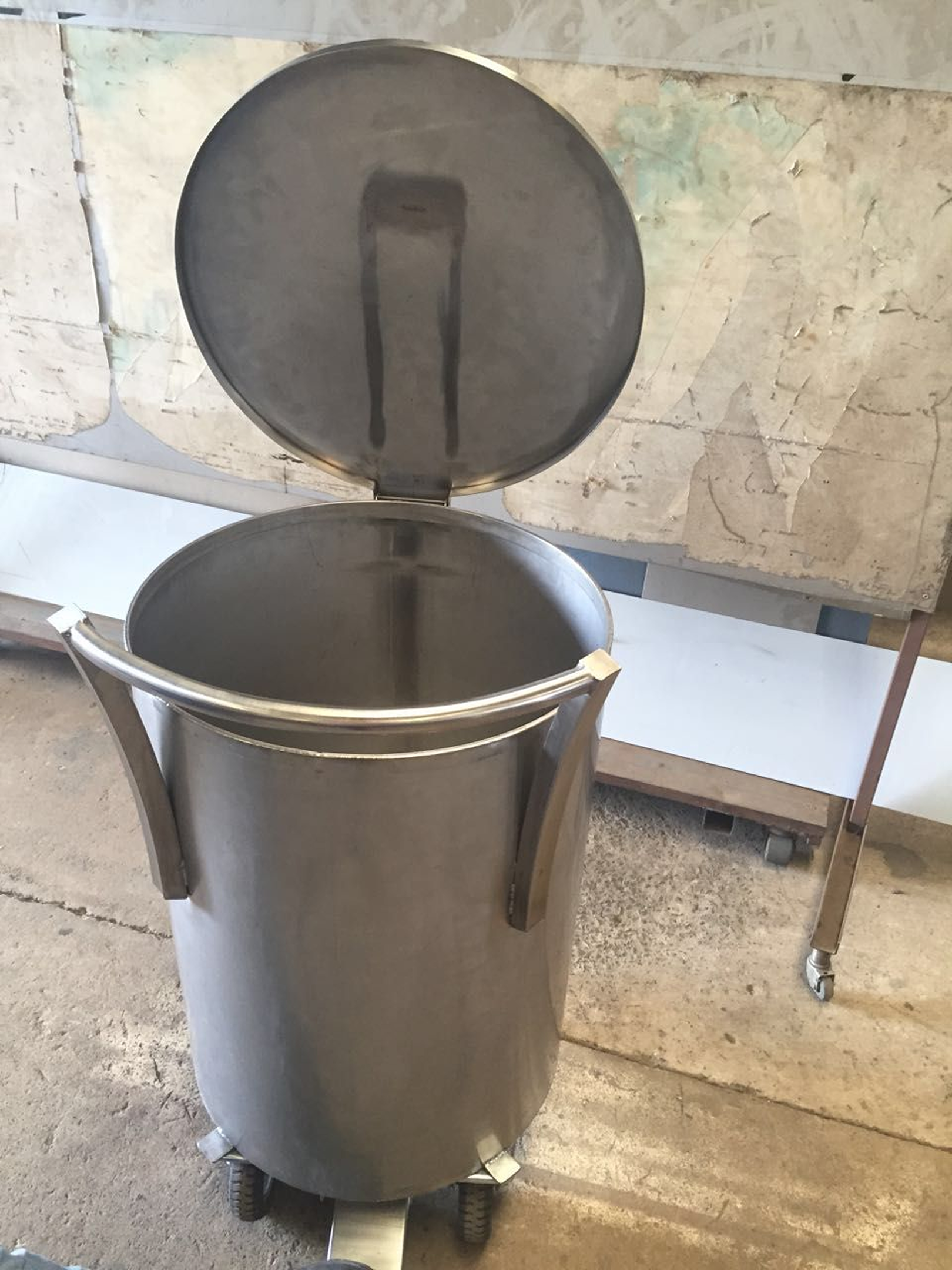 Eterinox - Galeria de fotos - Latão de lixo Industrial