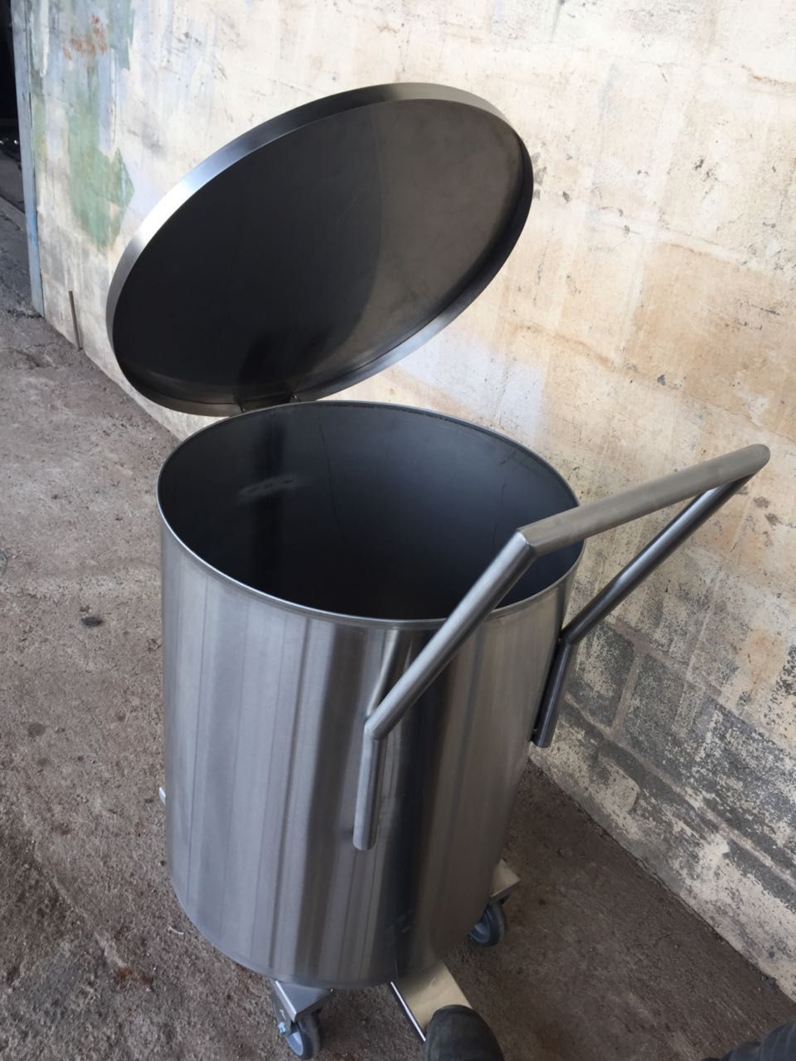 Eterinox - Galeria de fotos - Latão de lixo Industrial